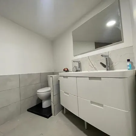 Maison Moderne A Avec Parking Prive 別荘 アンクール